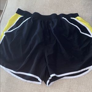 Athletic shorts with pockets